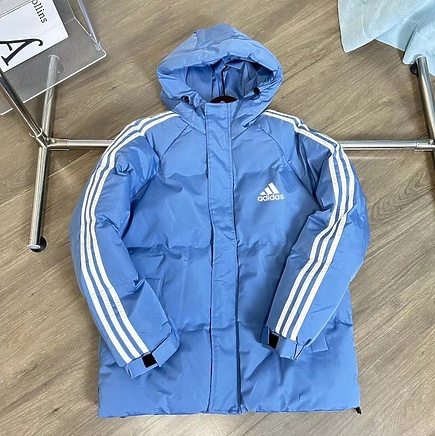 Adidas голубой пуховик с белыми полосками на рукавах