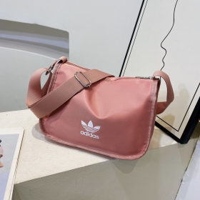 Розовая Adidas с вместительным отделением на молнии сумка через плечо