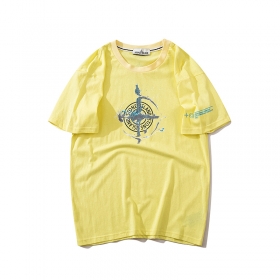 Жёлтая футболка Stone Island оверсайз с принтом на руке, лого на груди. 