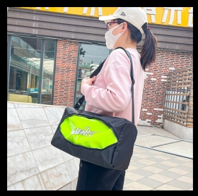 Чёрно-салатовая дорожная сумка от бренда Nike через плечо