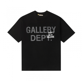 Практичная в черном цвете футболка от бренда GALLERY DEPT