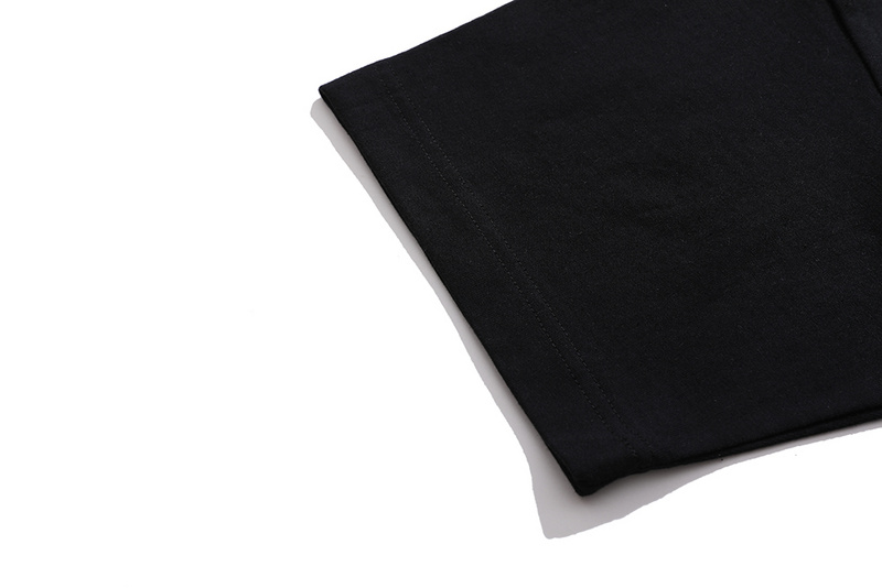 Стильная чёрная футболка с принтом на груди от Editorial Department