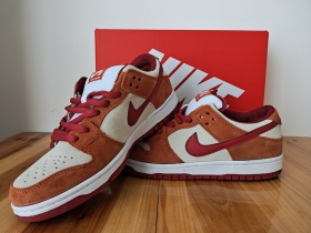 Бежево-коричневые кроссовки Nike SB с красным логотипом