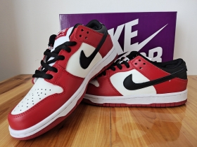 Красно-белые кроссовки с чёрными вставками Nike SB