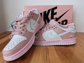 Розовые с белым кроссовки Nike SB кожа