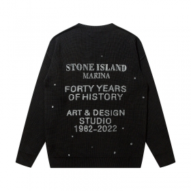 Чёрный свитер Stone Island с белыми надписями на спине
