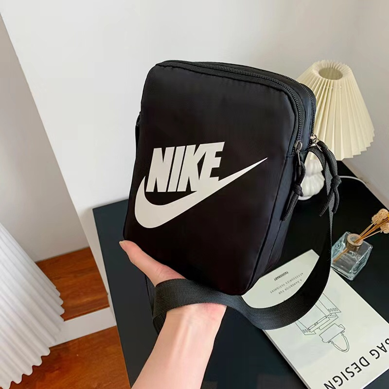 Чёрная сумка-барсетка бренда Nike, цвета в ассортименте.