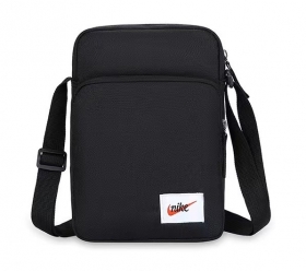 Чёрная плечевая сумка с нашитым патчем Nike и регулировкой ремня