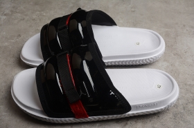 Сланцы бело-чёрного цвета фирмы Nike Air Jordan Super play Slide