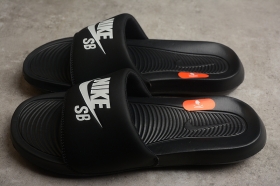 Классические чёрные шлёпанцы Nike, модель Victori One Slide оптом.