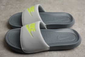 Серые тапочки фирмы Nike, модель Victori One Slide оптом.