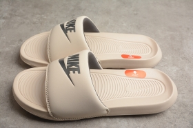 Летние шлёпки бежевого цвета Nike Victori One Slide оптом