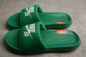 Летние шлёпанцы в зелёном цвете, модель Victori One Slide.
