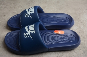 Синие сланцы Nike Victori One Slide с контурным рисунком на подошве