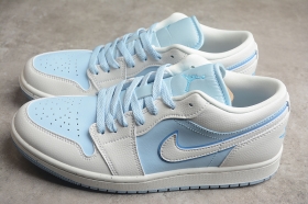 Износоустойчивые кроссовки Nike Air Jordan 1 Low бело-голубого цвета