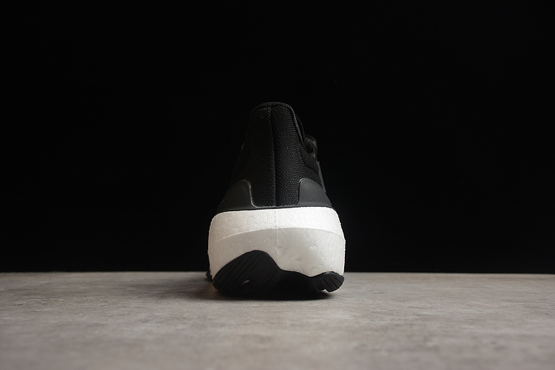 Кроссовки чёрного цвета с белой подошвой Adidas Ultra Boost 23