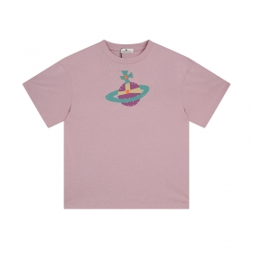 Прочная в розовом цвете футболка от бренда Vivienne Westwood