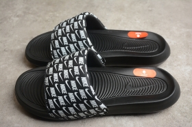 Шлёпанцы Nike Victori One Slide чёрного цвета с рельефной подошвой
