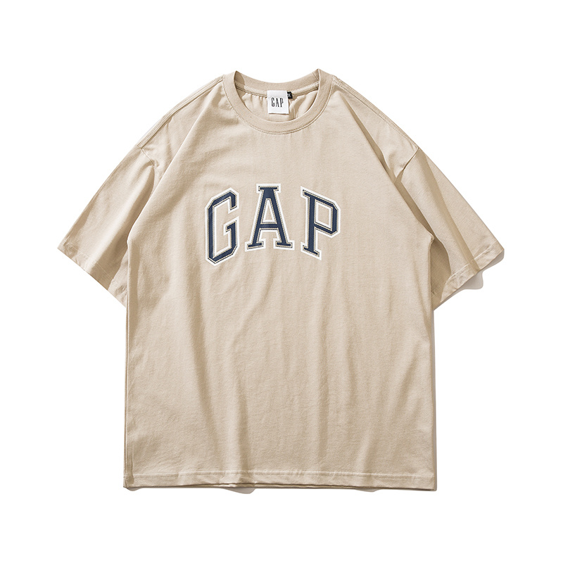 Кремовая футболка GAP с брендовым синим логотипом и коротким рукавом