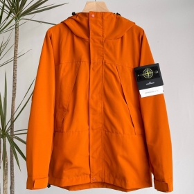Оранжевая куртка Stone Island с фирменным патчем на рукаве