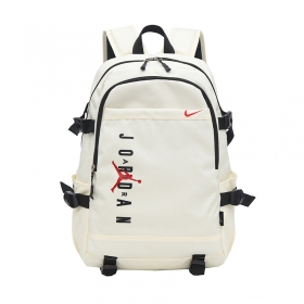 Белый рюкзак Air Jordan выполнен из полиэстера, по бокам зажимы. 
