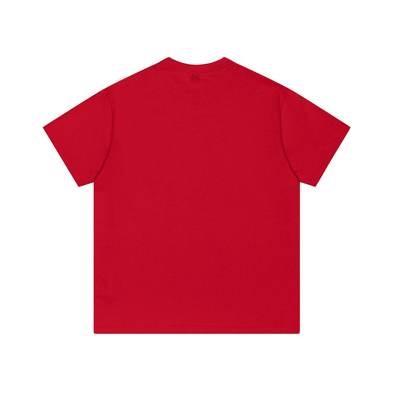 Красная футболка с нашивкой на груди - бренд AMI выполнен из хлопка