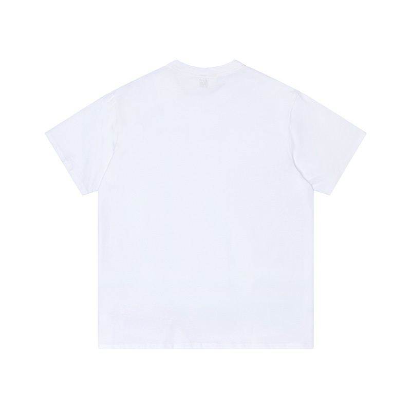 Белая футболка с чёрной нашивкой AMI на спине логотип бренда