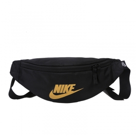Чёрная сумка-бананка с жёлтым логотипом от бренда Nike 