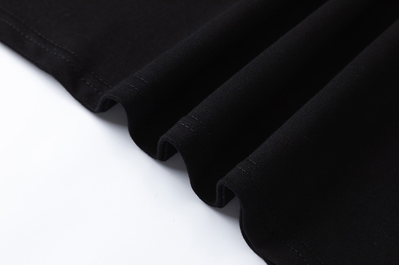 Чёрная футболка AMI  выполнена из хлопковой 100% ткани