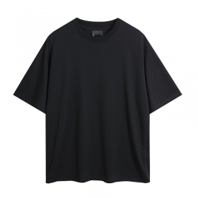 Базовая черная футболка от бренда FEAR OF GOD с фирменным принтом