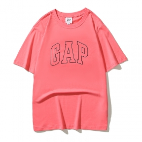 Розовая от бренда GAP футболка выполнена в свободном крое