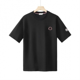 Базовая черная футболка MONCLER с фирменным принтом и лого на рукаве