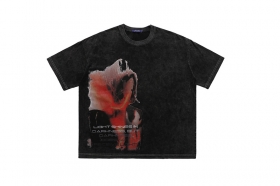 Базовая футболка черного цвета с красным абстрактным принтом