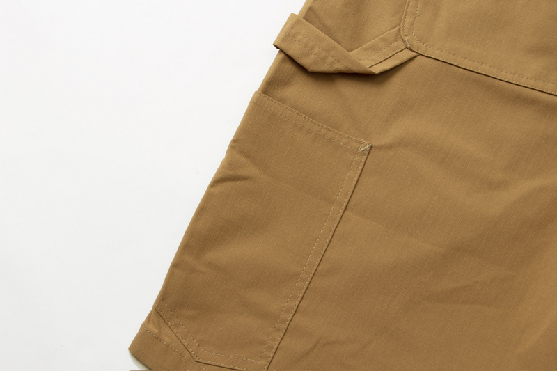 Шорты от бренда Carhartt цвета охры с многофункциональными карманами