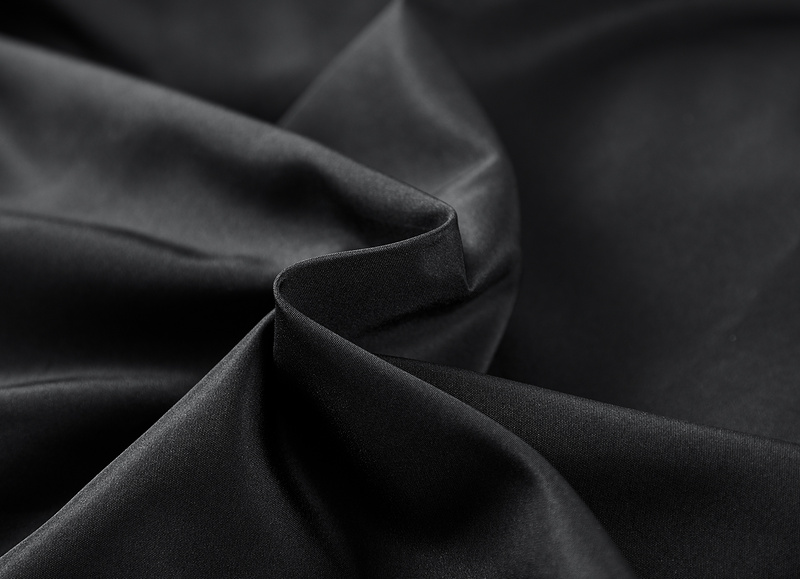 100% нейлоновый чёрный Adidas пуховик с белыми полосками на рукавах