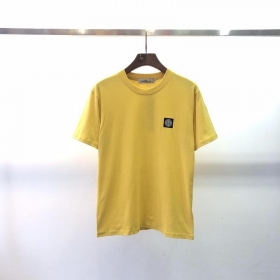 Желтая футболка Stone Island c чёрно-белым логотипом на груди