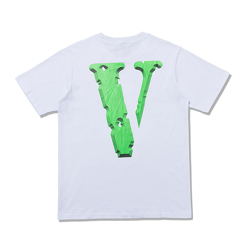 Белая футболка VLONE с зелёным логотипом и принтом