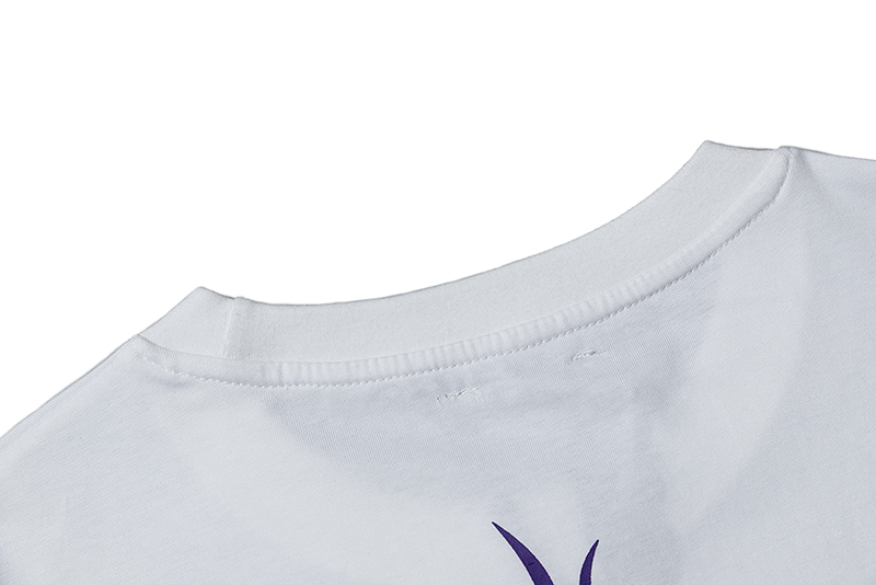 Белая футболка VLONE с фиолетово-чёрным логотипом и принтом