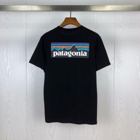 Чёрная футболка Patagonia c карманом на груди и принтом на спине