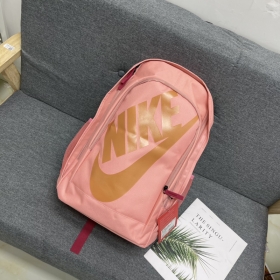 Персиковый рюкзак выполнен из прочного полиэстера от бренда Nike 