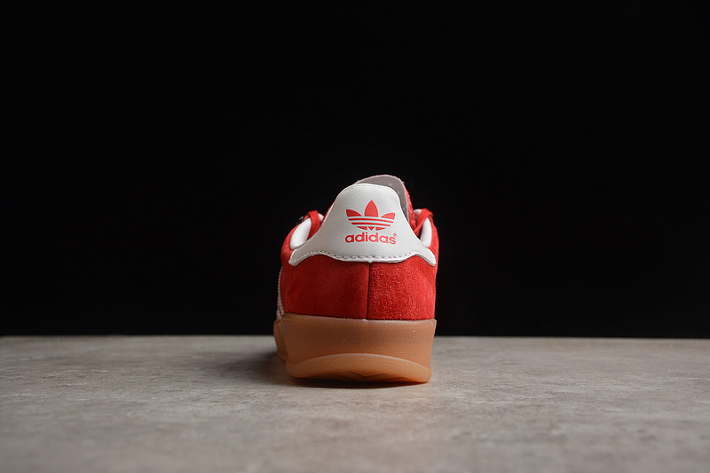 Замшевая модель кроссовок Adidas Gazelle Indoor в красном цвете