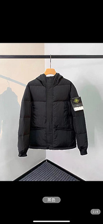 Износостойкий пуховик бренда Stone Island с атрибутикой бренда черный