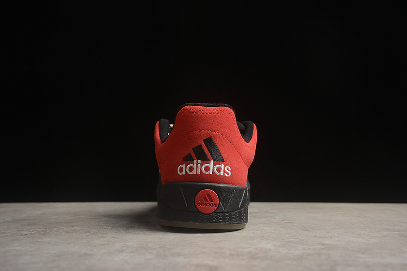 Красные с чёрной подошвой кроссовки Adidas Adimatic и белыми шнурками
