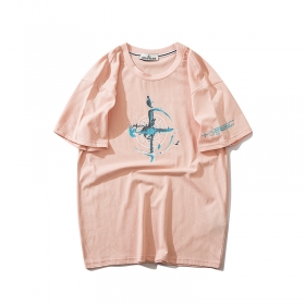 Розовая футболка Stone Island надпись на рукаве и принт на груди 