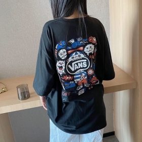 Чёрная футболка Vans с модным Аниме принтом на спине 