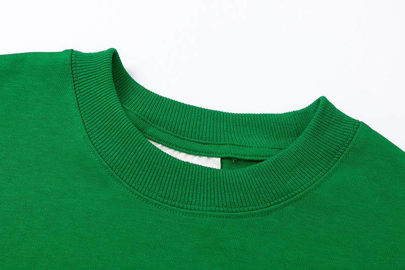 Базовая однотонная зелёная футболка бренда AMI с коротким рукавом 