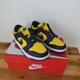 Желтые кроссовки с синими вставками и логотипом Nike SB