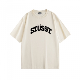 Бежевого цвета футболка STUSSY модель с коротким рукавом