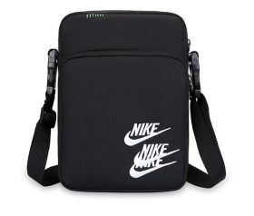 С вышитым лого Nike вместительная сумка-барсетка с 2-мя отделениями