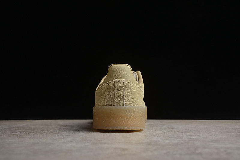 Тотально бежевые кроссовки фирмы Adidas коллаборация Samba Kith Clarks